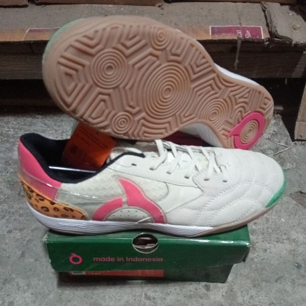 sepatu futsal ortuseight jogosala pom purist X thxnsmn