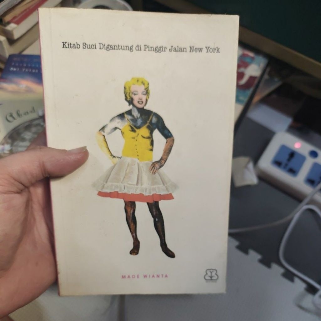 Buku Kitab Suci digantung di pinggir jalan new york by made wianta