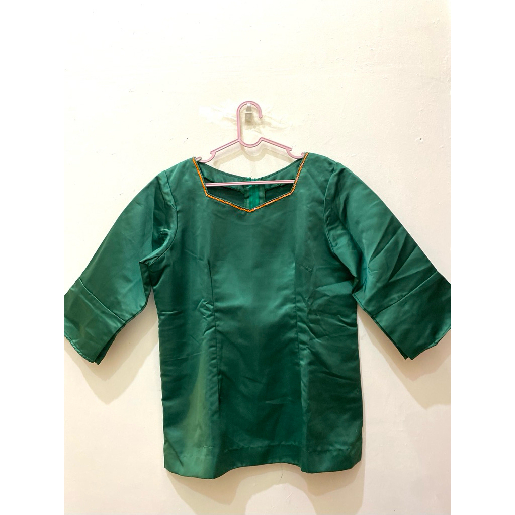 Atasan bahan hijau botol