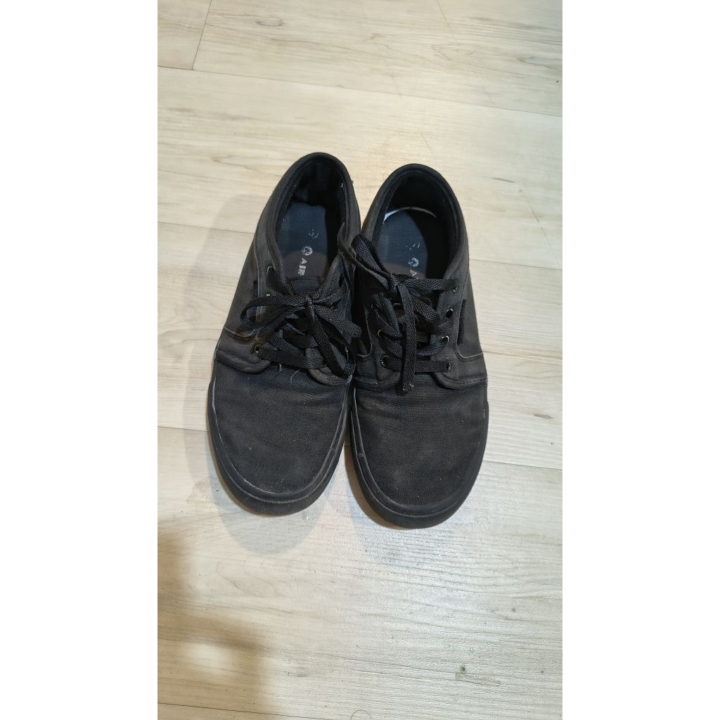 sepatu hitam airwalk