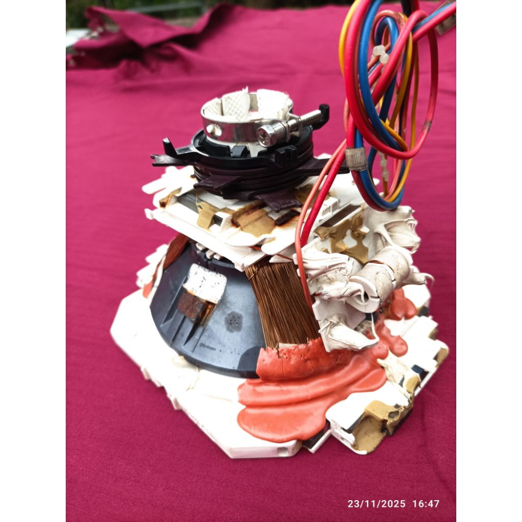 YOKE Defleksi TV Tabung 29 Inchi