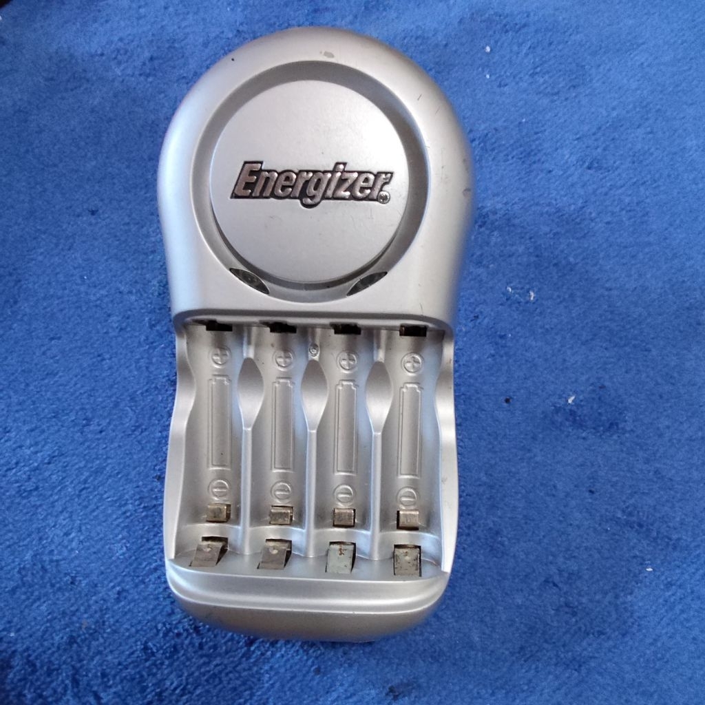 Baterai charger timer charger Energizer ORI. 4 slot baterai. Bekas pakai.