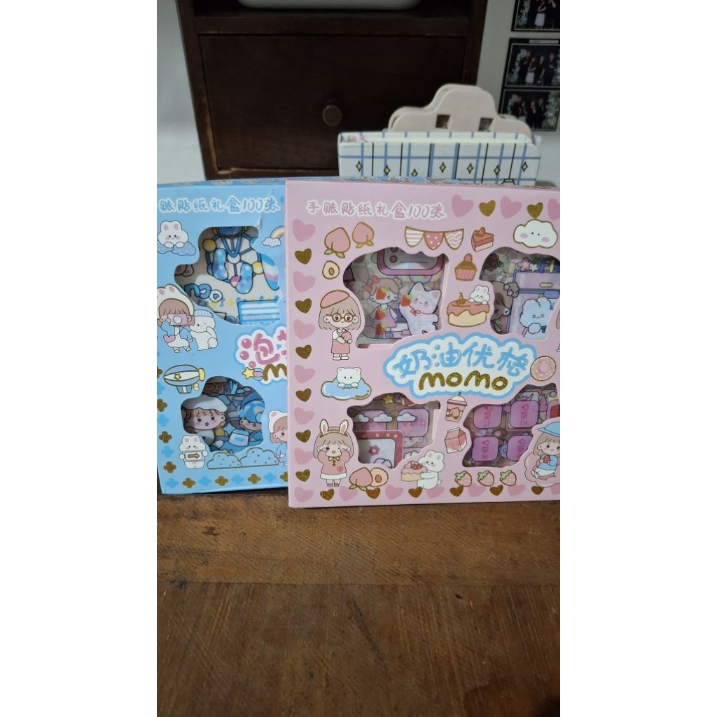 Stiker Momo dapat dua kotak