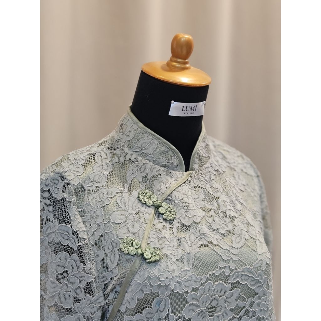 LUMÍ ATELIER - Elara Lace Dress In Sage Green | Dress Brokat Wanita | Dress Cheongsam Wanita