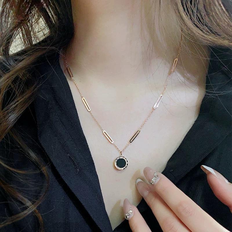 Kalung Titanium Wanita Liontin Bulat Hitam Mewah Elegan