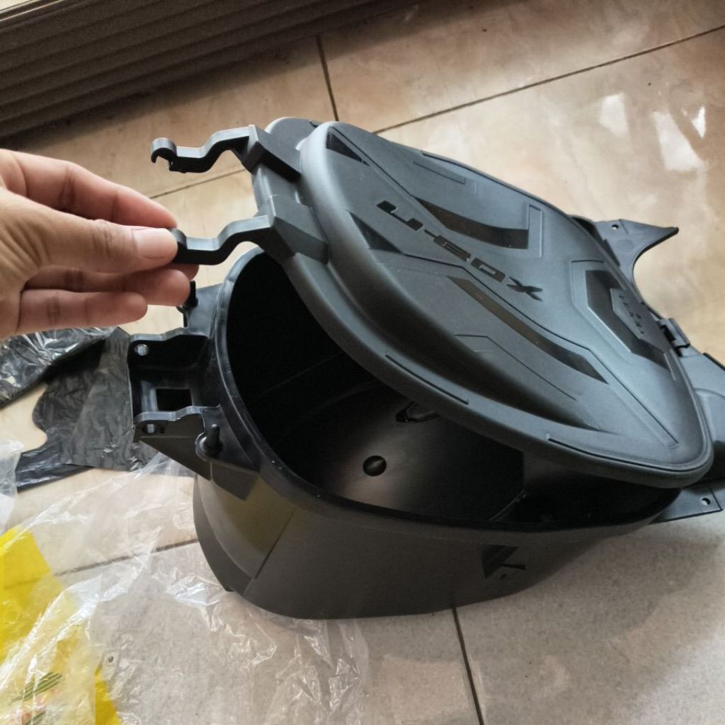 BOX BAGASI VARIO TECHNO 110 KARBU 2010-2011. Tersedia beberpa box bagasi sepeda motor lainya.