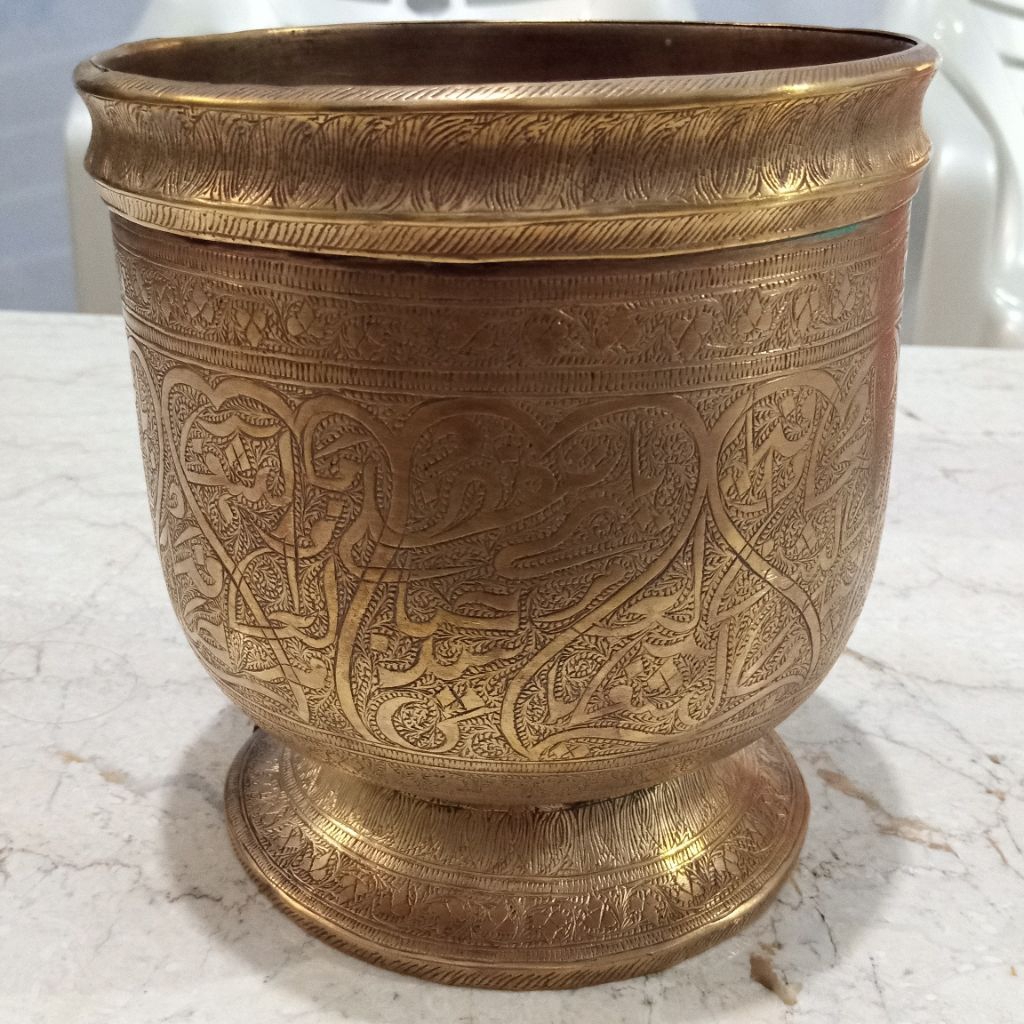 Bokor tua antik ukiran kaligrafi unik bahan kuningan asli