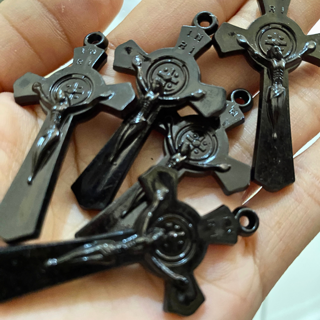 450 gram salib rosario - salib akrilik benediktus 4,5 cm - liontin salib untuk rosario