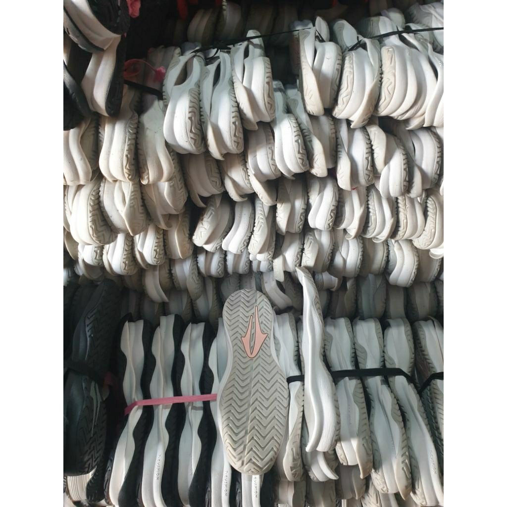 Outsole sepatu badminton (Phylon+Karet untuk memperkuat grip)