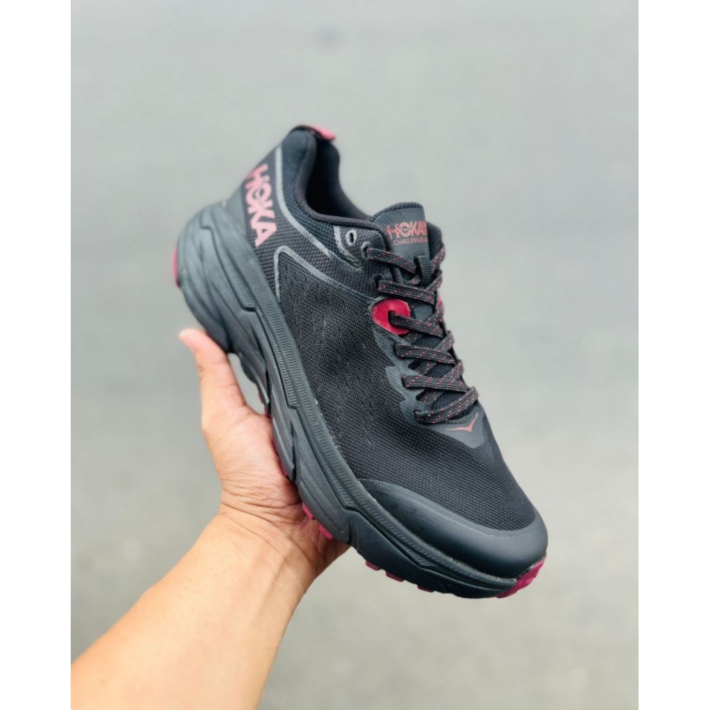 HOKA ONE - ONE