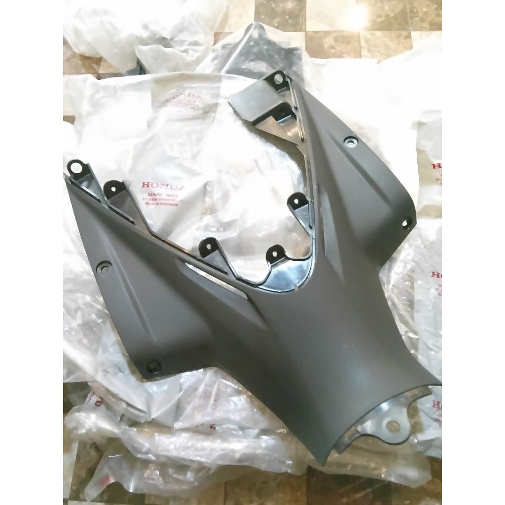 64320 KWW A00  COVER MAIN PIPE COVER BODY TENGAH REVO ABSOLUTE 110 ORIGINAL AHM