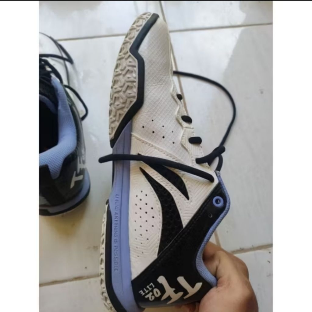 sepatu badninton lining saga tf 2 lite original kondisi mulus decit
