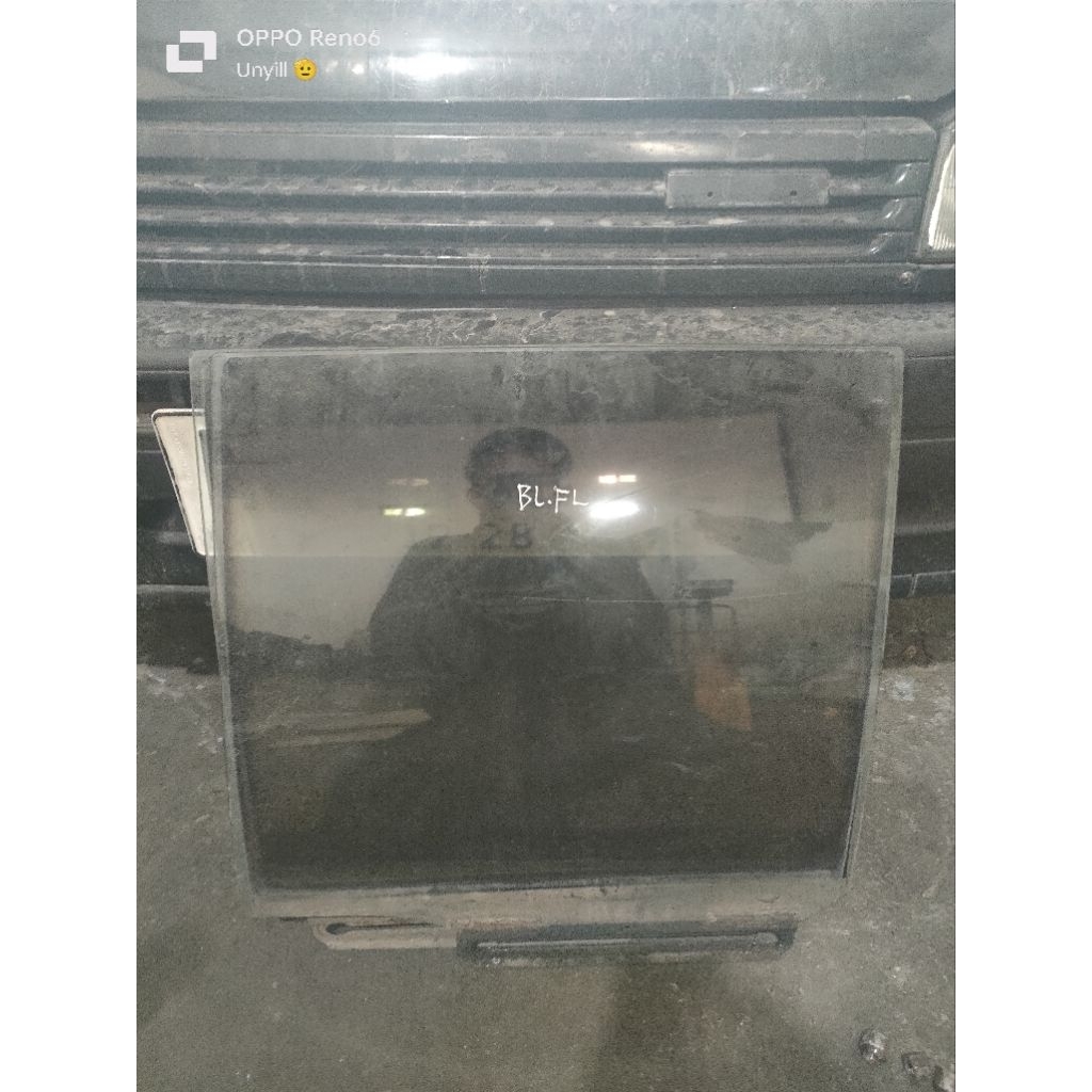 kaca pintu belakang kiri Ford laser