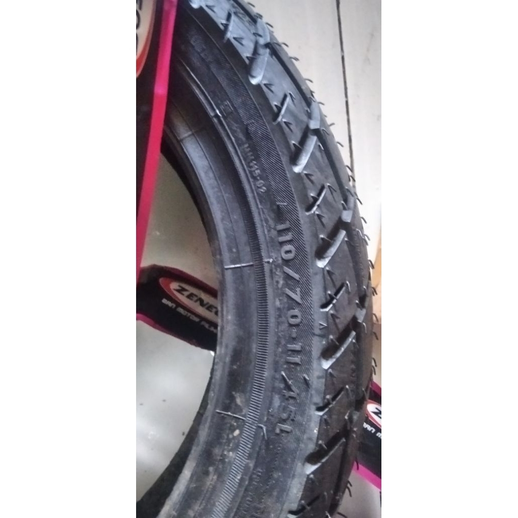 ban luar tubles motor vespa matic vesmet depan ukuran 110/70-11 Zeneos baru stok lama.
