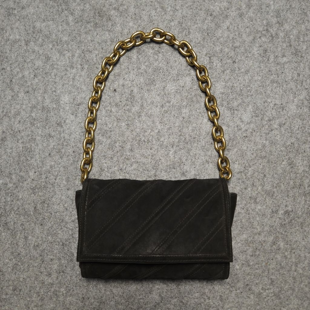 tas bahu suede hitam Zara dengan rantai emas tebal