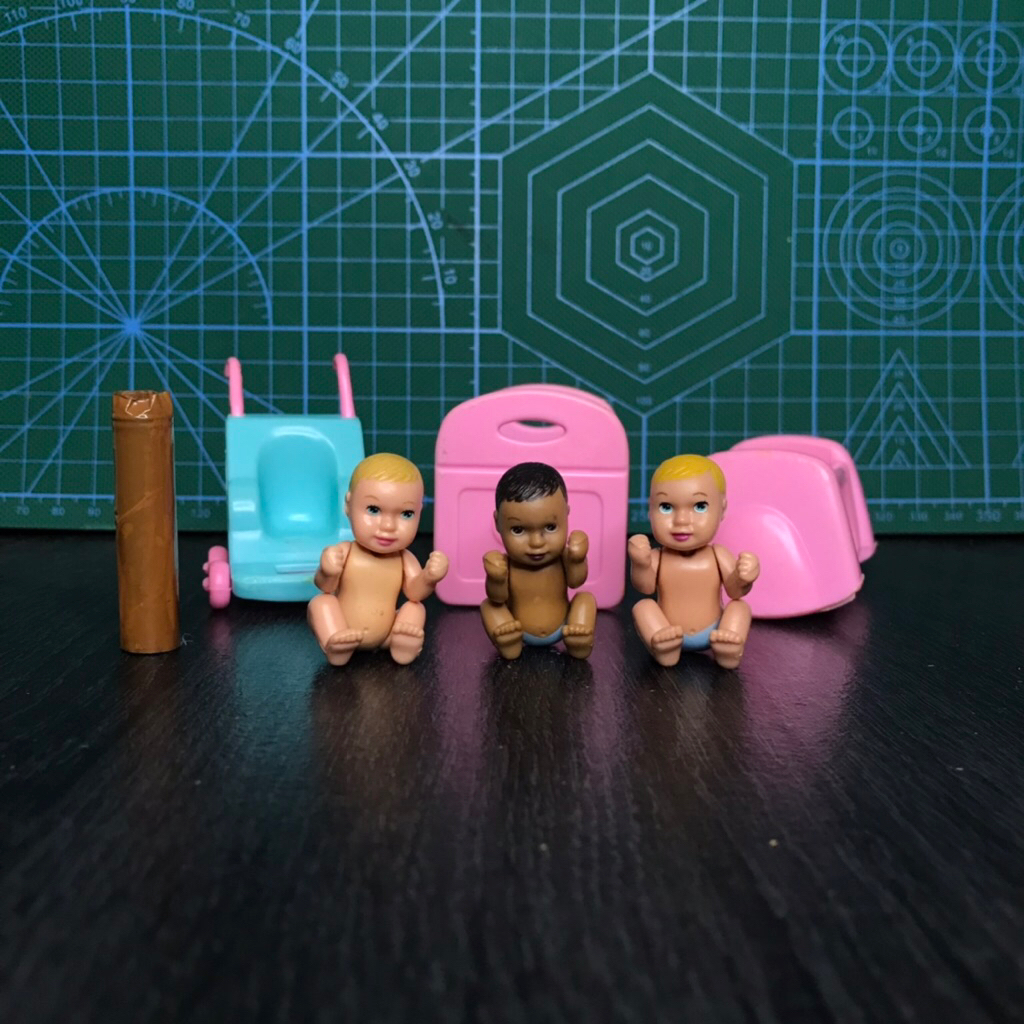 Caucasian Barbie Baby No Diaper + Blue Diaper + Hispanic Baby Blue Diaper Figure Set Mattel 2002 Vin
