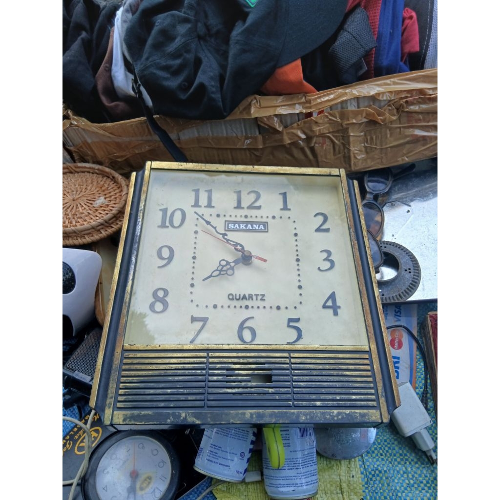 jam dinding sakana 75rb  jadul antik kuno lawas vintage display mati