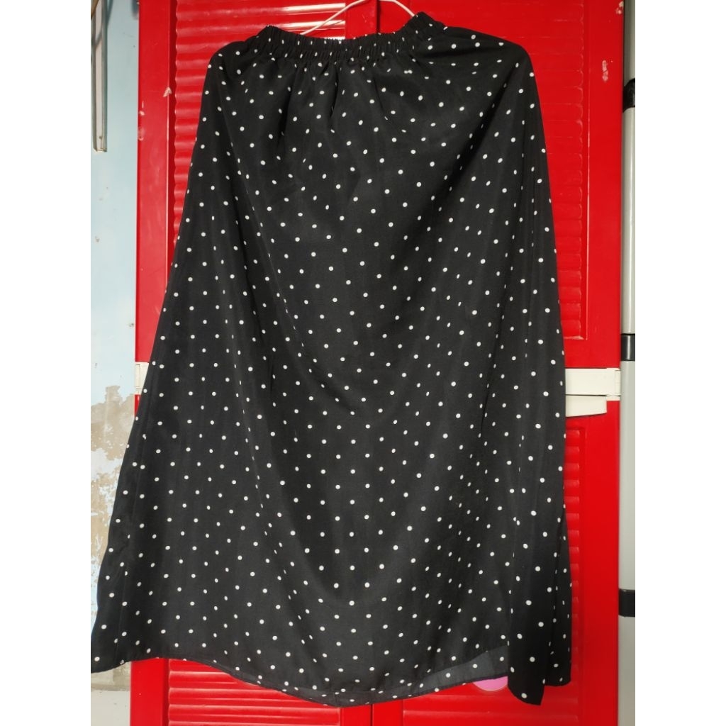 Rok hitam polkadot