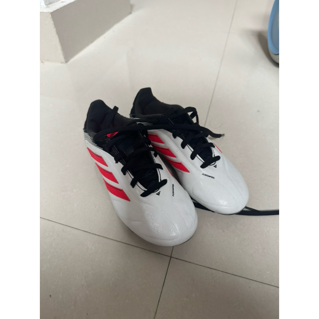 sepatu sepakbola anak merk Adidas