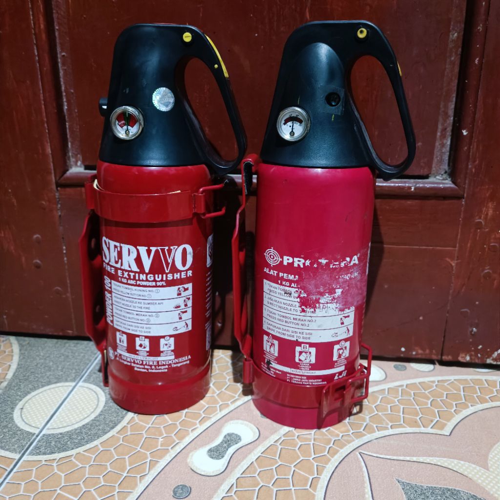 apar servvo/protera 1kg sama breket copotan mobil  barang sesuai iklan