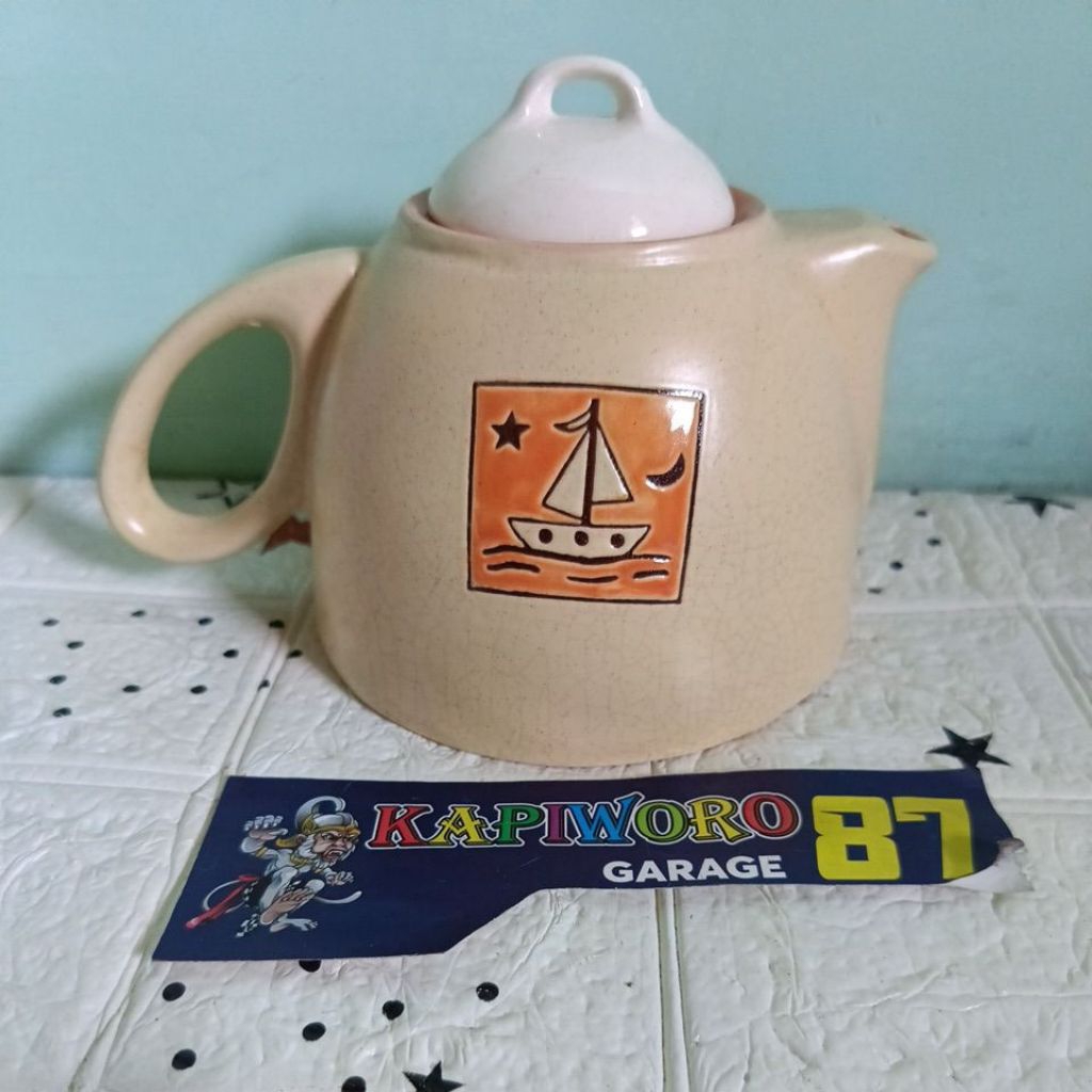 teko keramik antik motif perahu