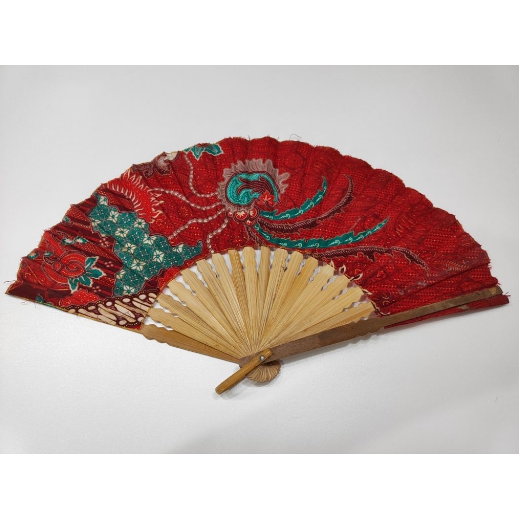 Kipas wanita batik warna dasar merah