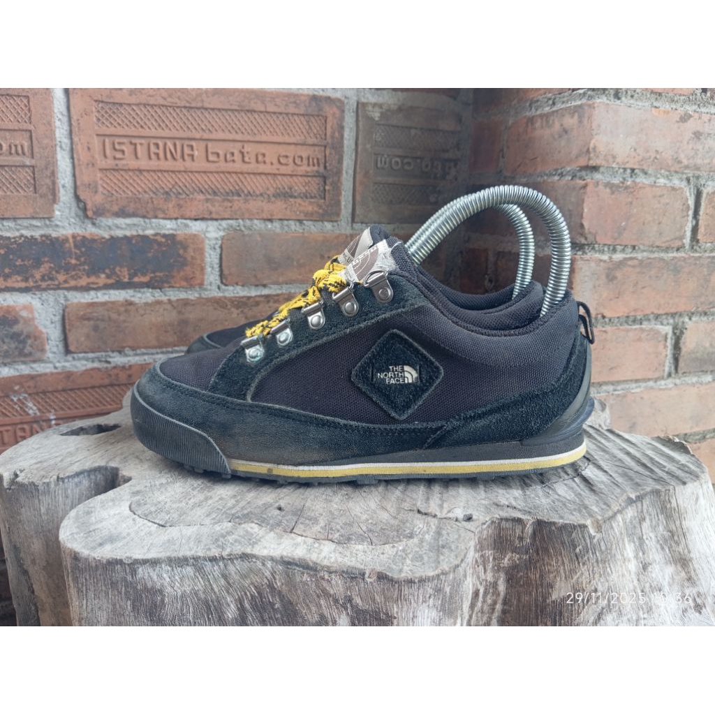 sepatu tnf