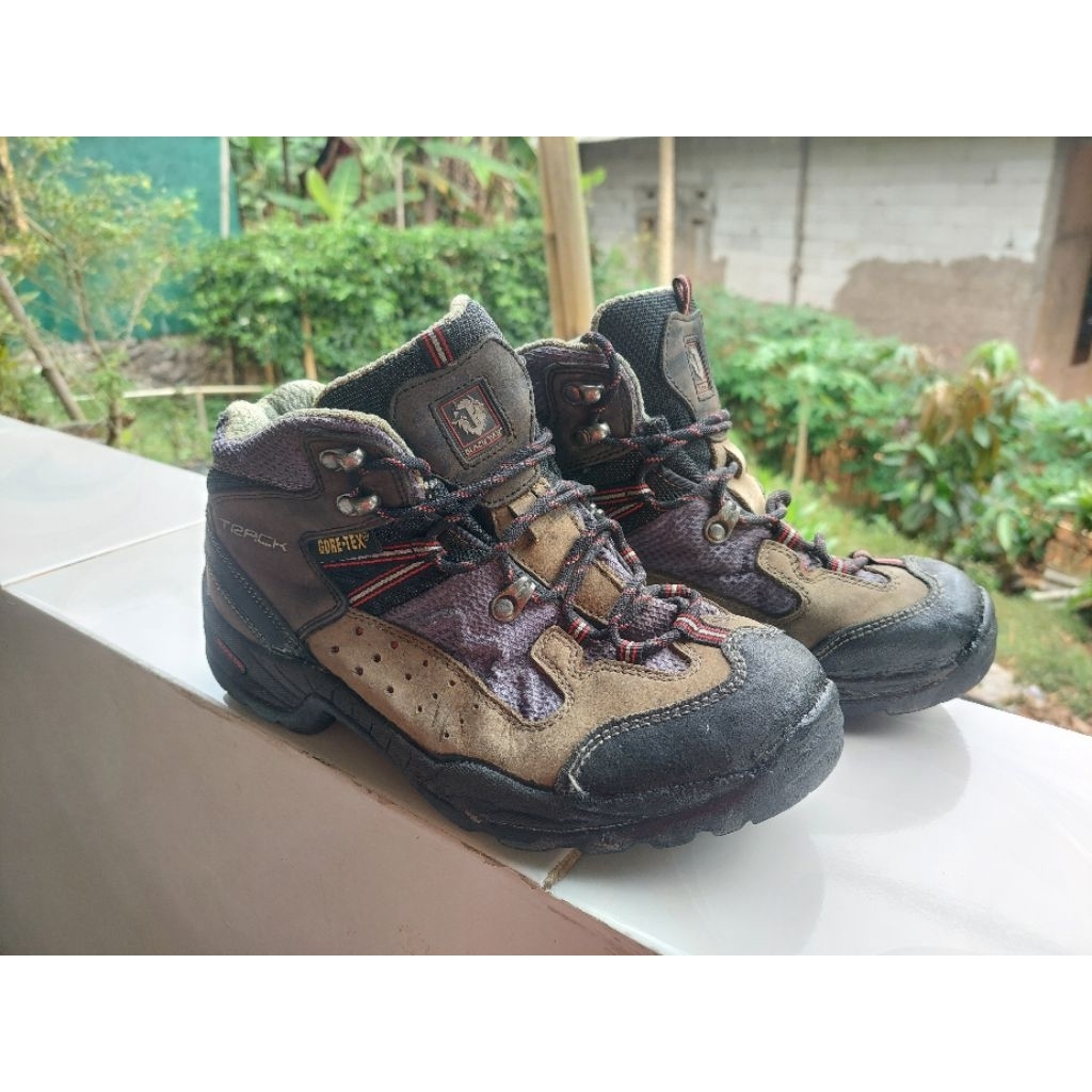 Sepatu Outdoor Merek BLACKYAK GORETEX size 40,5 Insole 255 Made in Viet