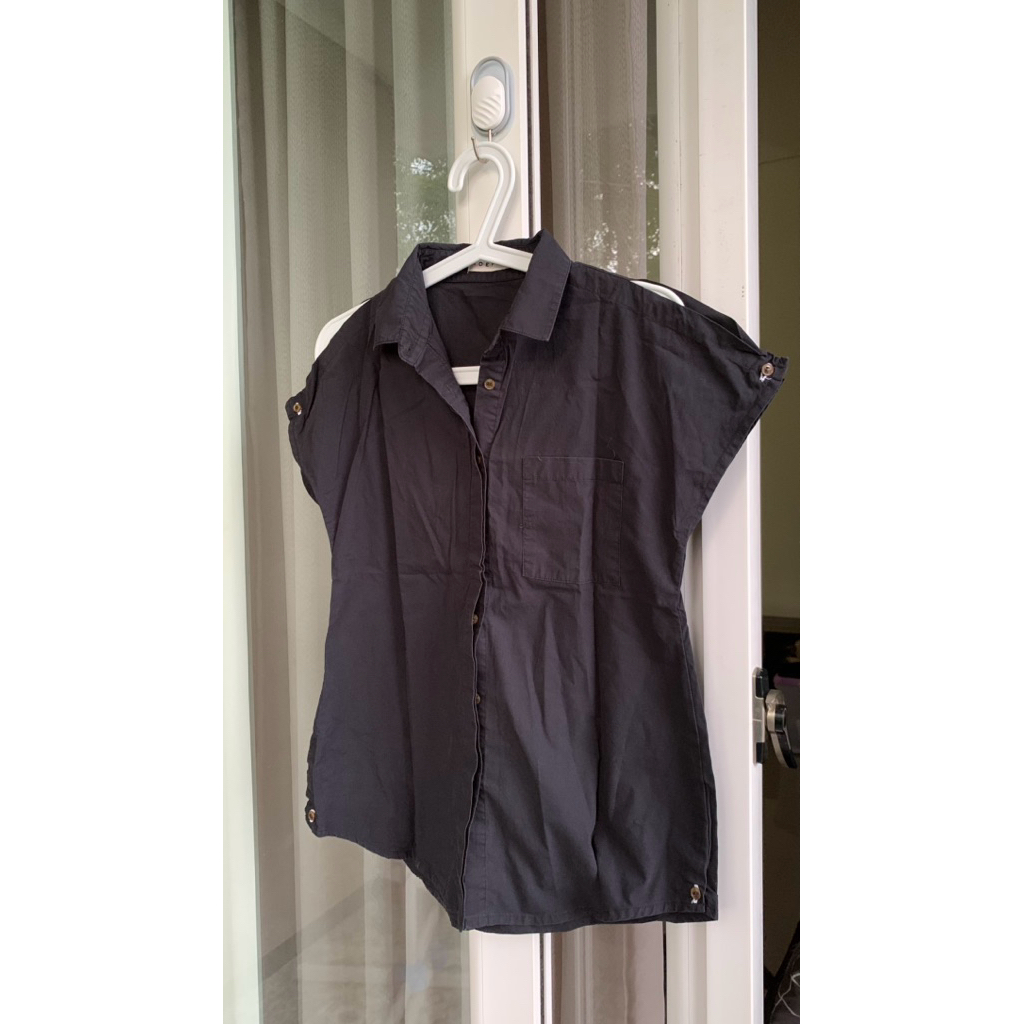 Preloved Kemeja Cewek Roepi Hitam Lengan Pendek