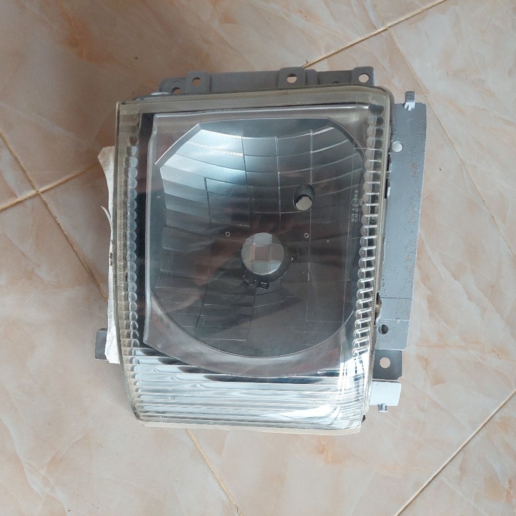 Headlamp Lampu Depan Isuzu Giga NMR 71 sebelah kanan (R) Second Ori