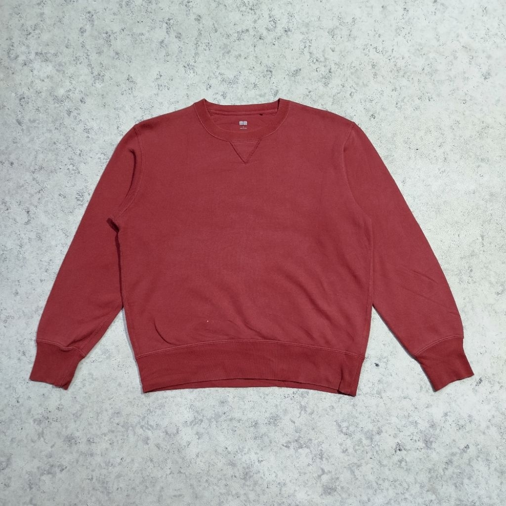 Crewneck Sweater UNIQLO Merah Maroon Basic Casual size L