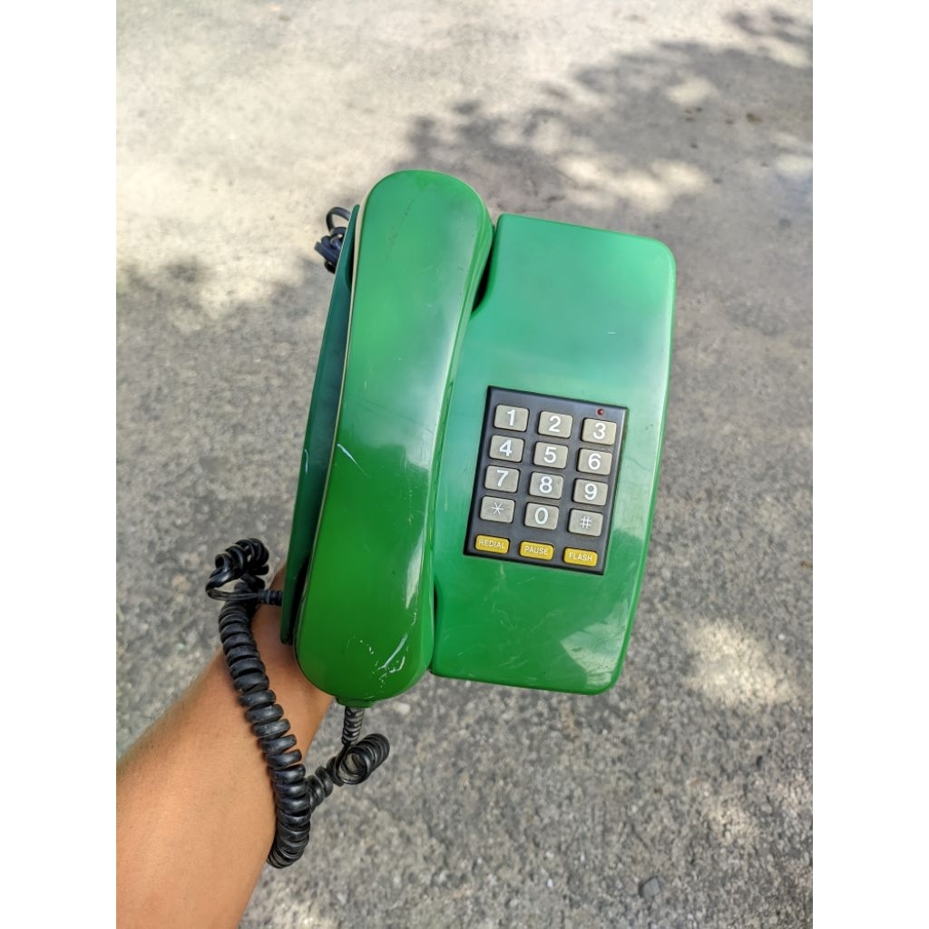 telepon rumah jadul warna hijau langka