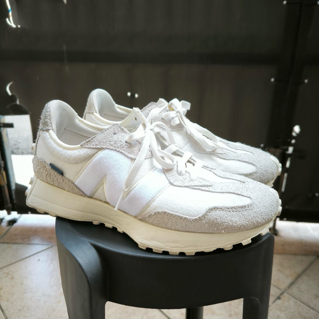 NEW BALANCE 327 Moonbeam Sepatu Pria (Ukuran 44)