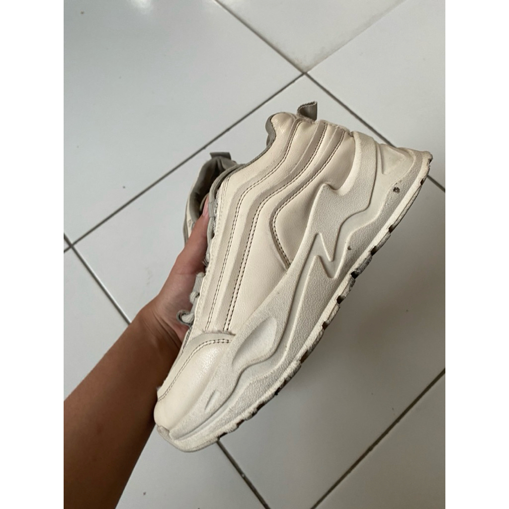 PRELOVED - PVN Taecyeon Sepatu Sneakers Cream