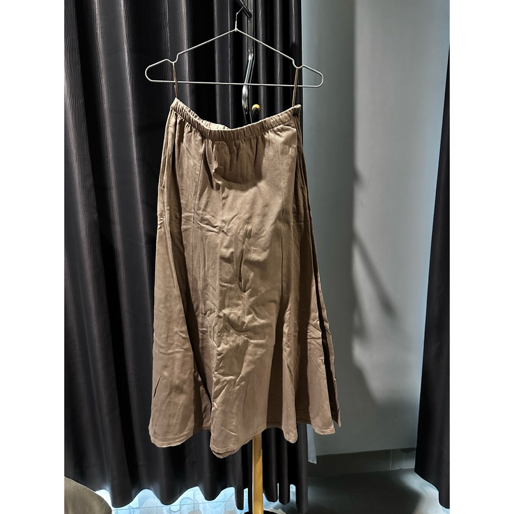 [ORI PRELOVED] UNIQLO Rok Panjang Maxi Flare Skirt Size L warna beige, hijab friendly