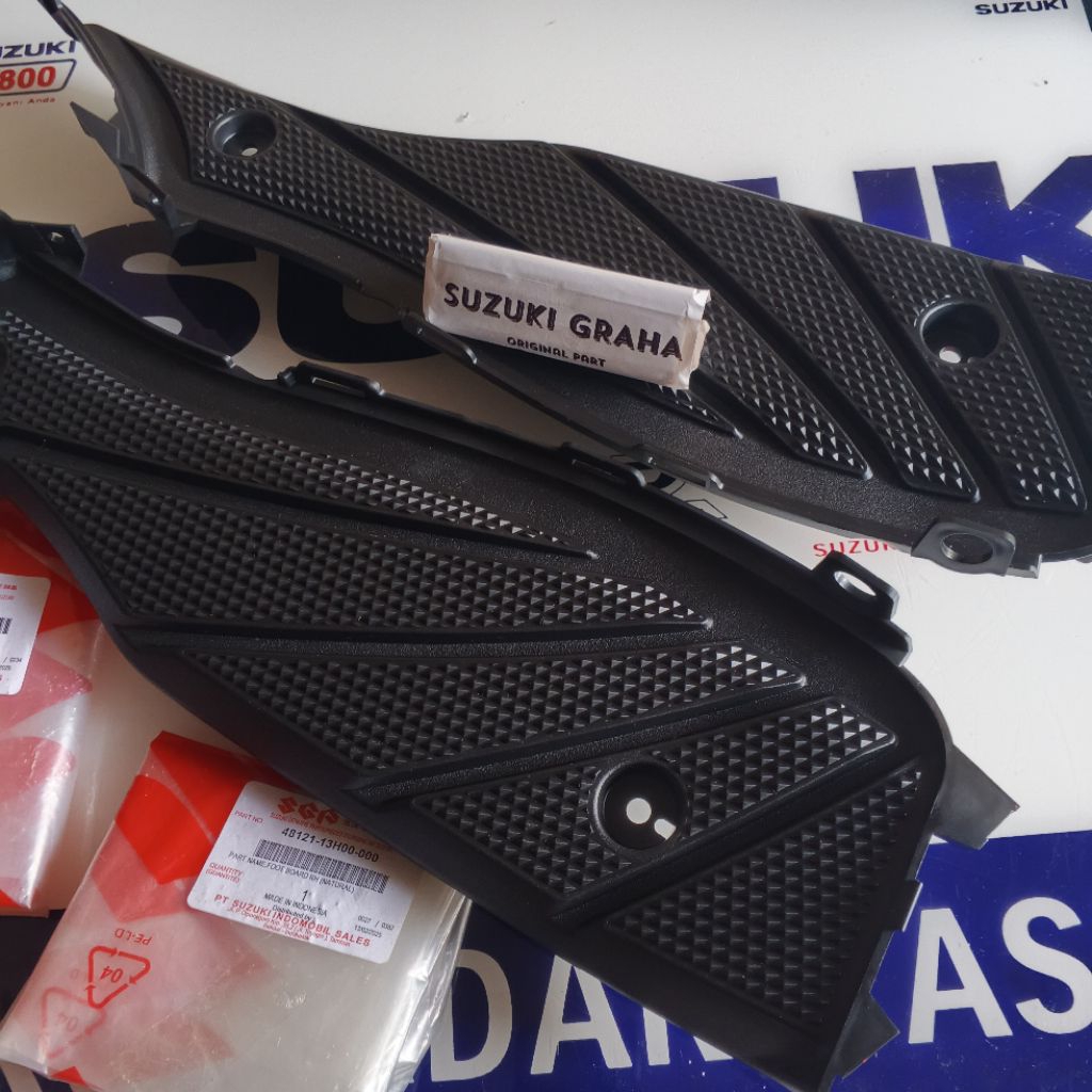 SEPASANG PIJAKAN SKYWAVE INJEKAN FOOTREST BORDES SKYWAVE ORIGINAL SUZUKI