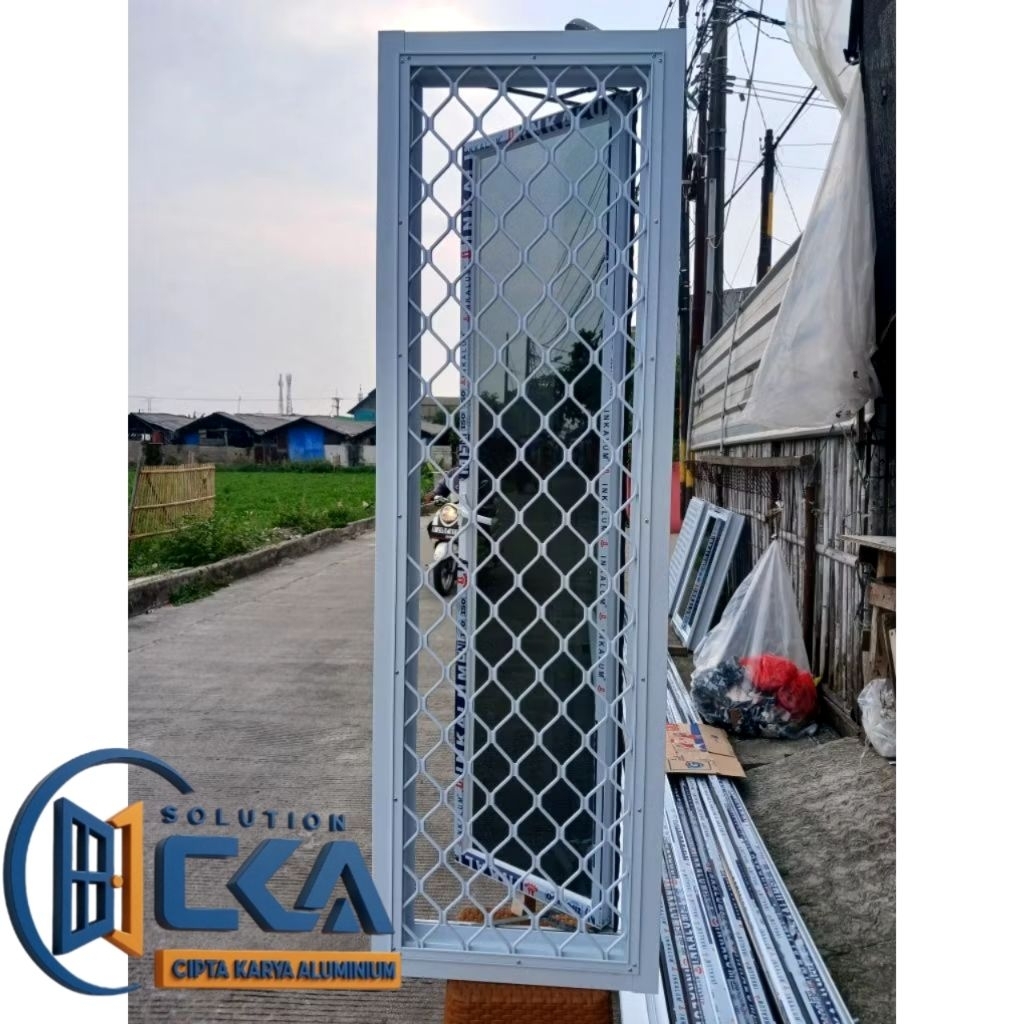 KUSEN JENDELA ALUMINIUM + tralis expanda aluminium uk. L50xT150