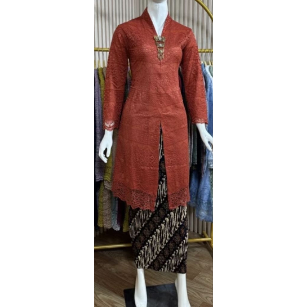 kebaya LD 100. teracotta