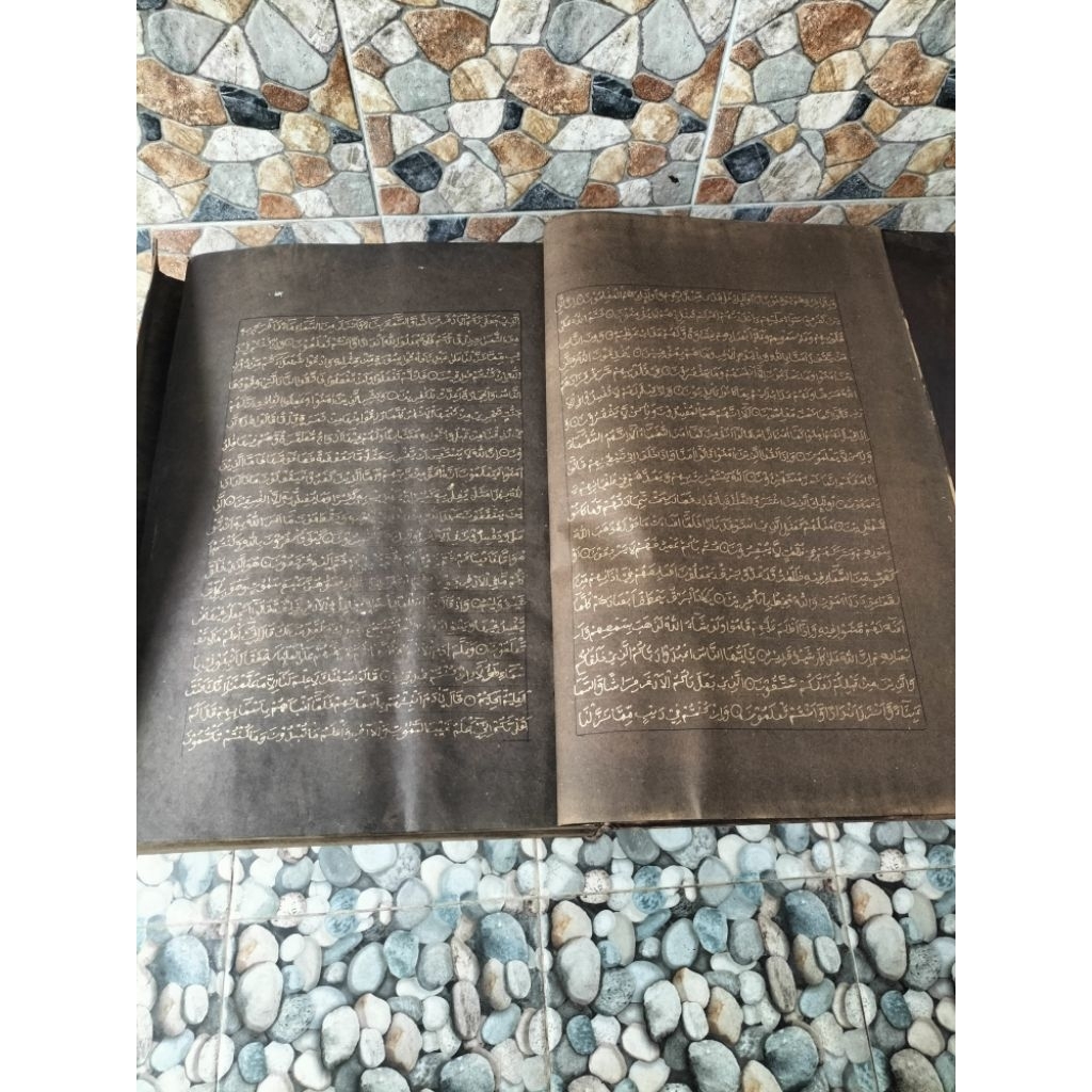 Al Quran Tulisan Tangan Emas Jumbo Hampir 1 Meter