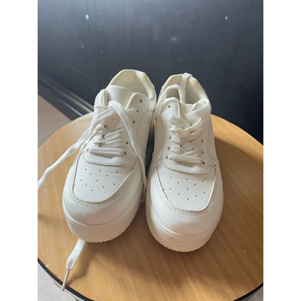 Preloved sepatu putih Rubi 36 (23cm)