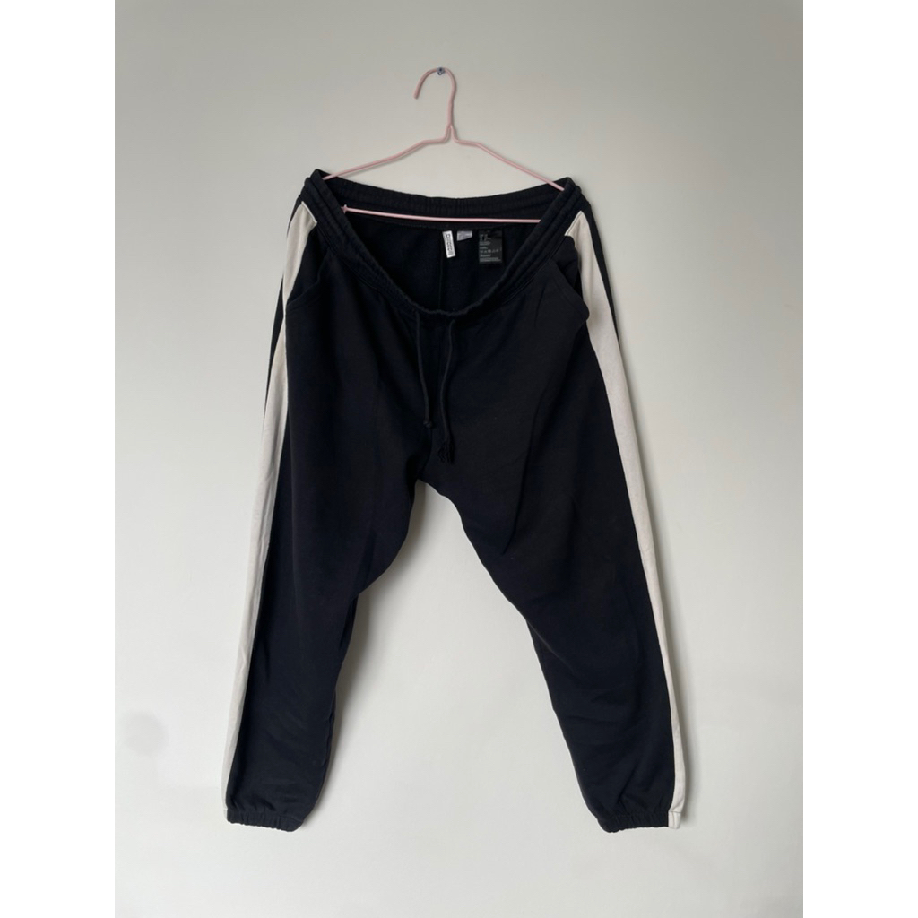 Jogger Pants H&M Training Olahraga Hitam Stripe Garis Putih Celana Panjang Wanita Pria Unisex Kain S