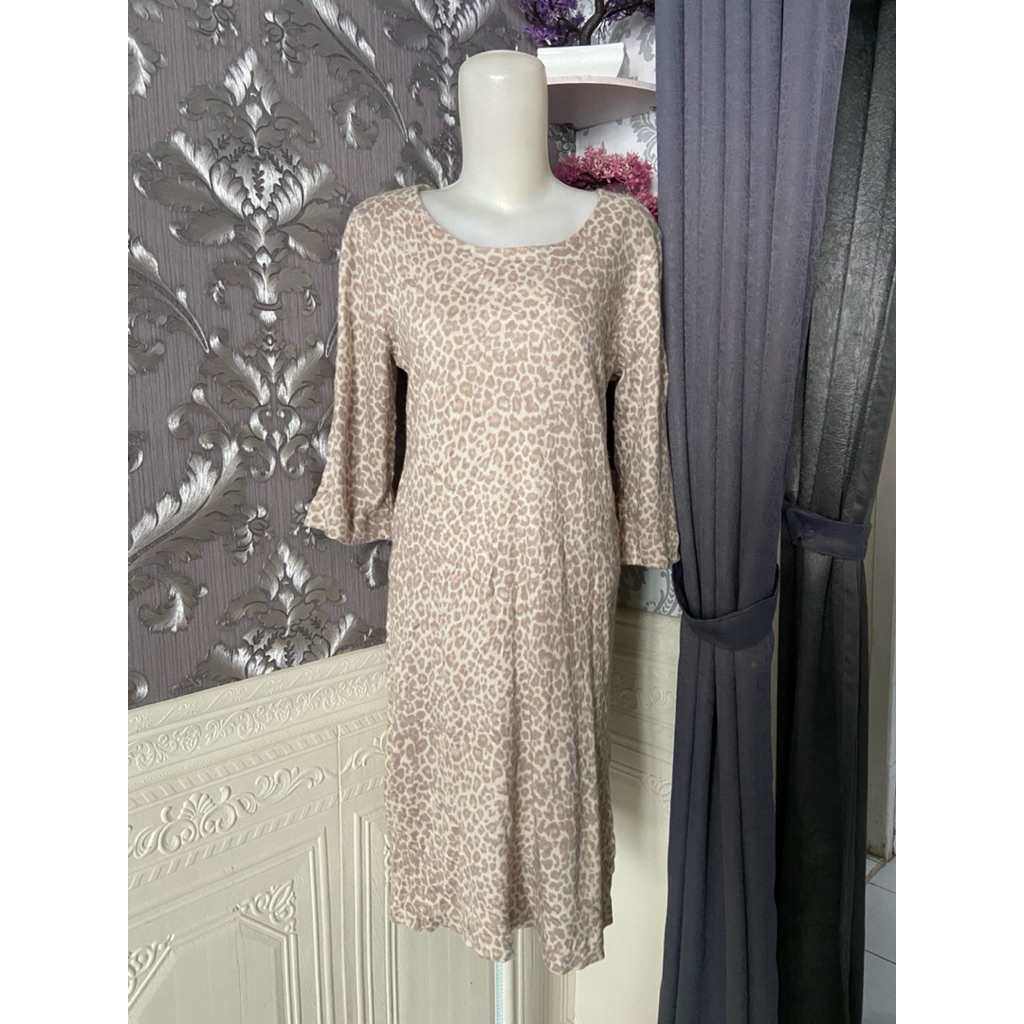 Prelove Atasan Wanita Macan Cream Cantik