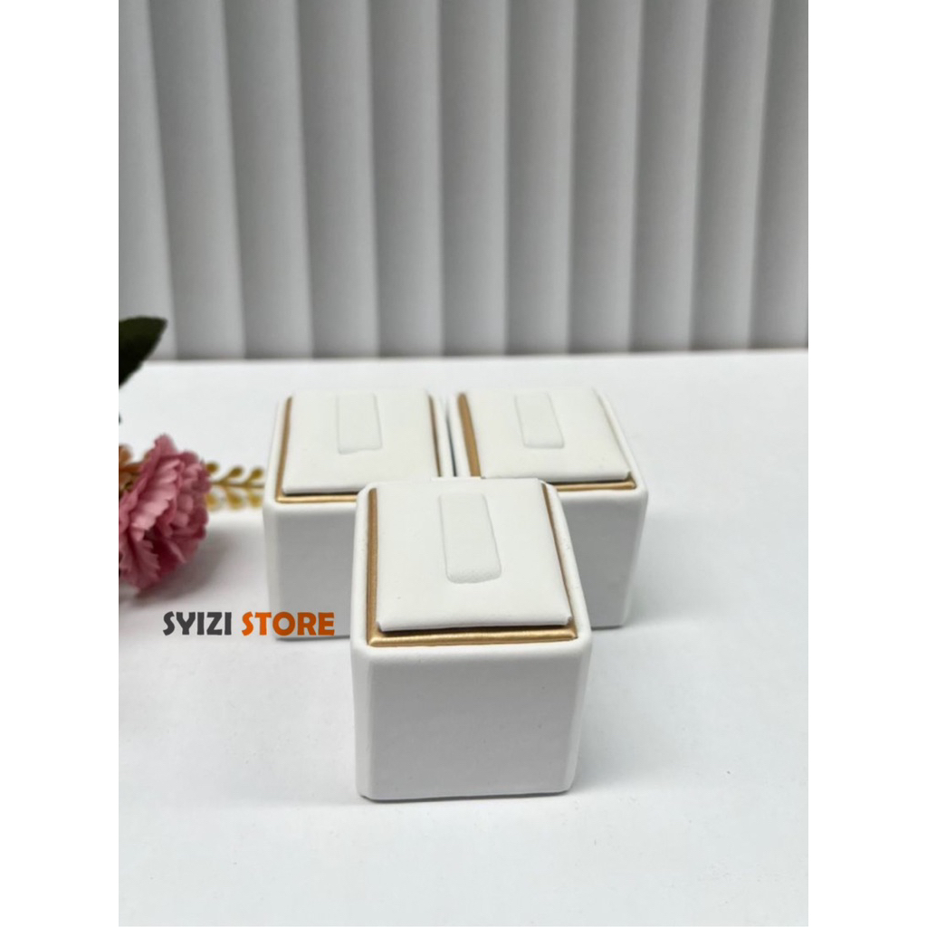 [SYIZI STORE] READY STOK Display cincin Single putih list gold- pajangan cincin model tinggi- tempat