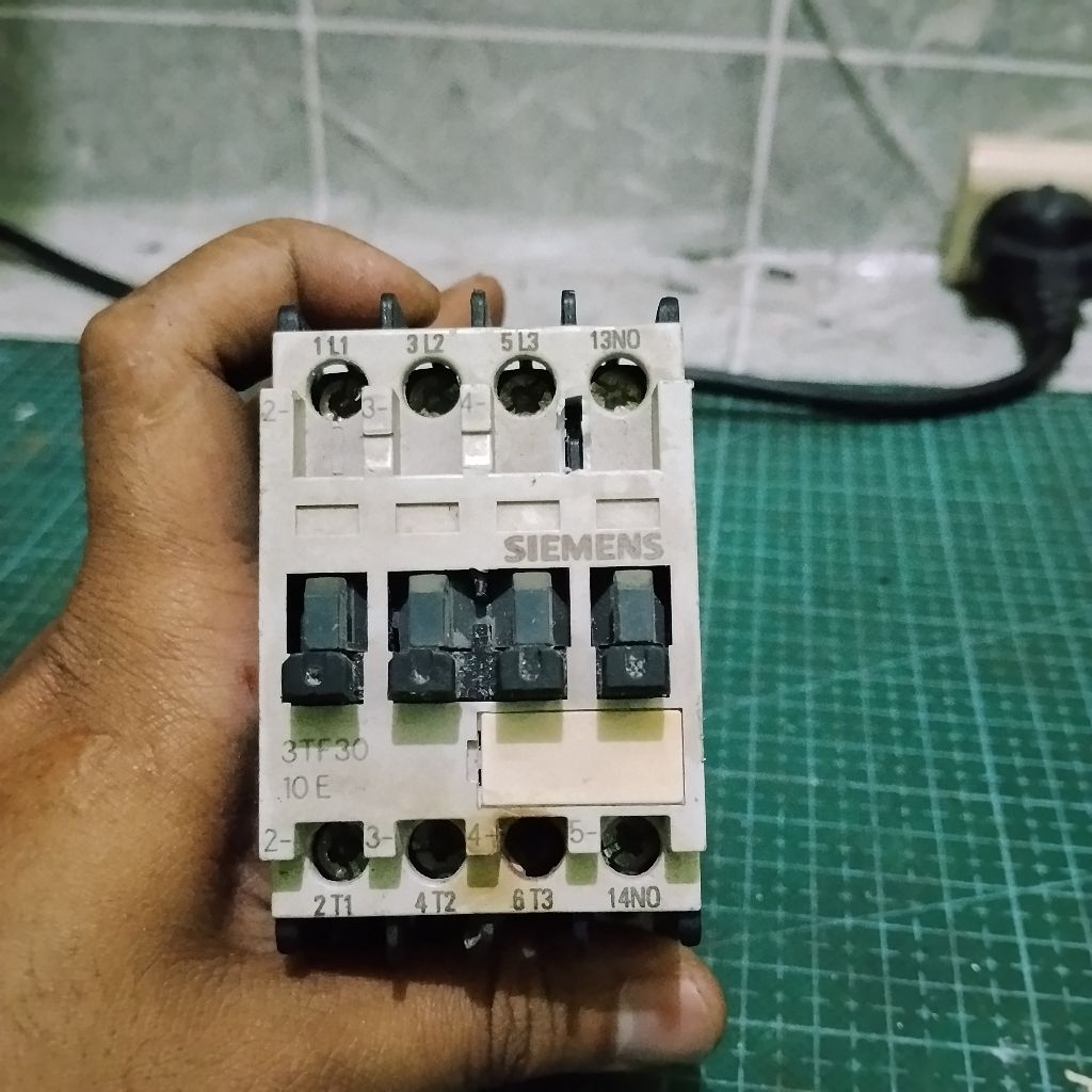kontaktor Siemens 3TF30 10E kondisi bekas