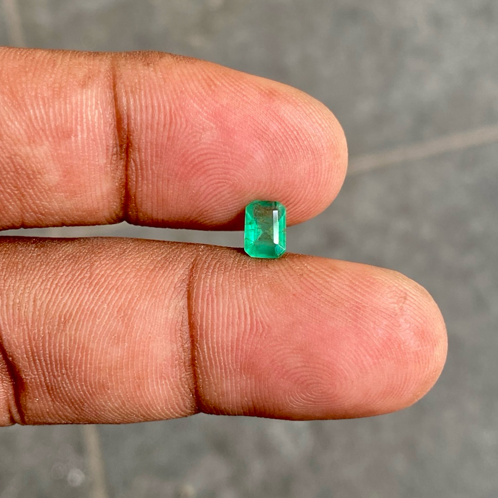 Zamrud Colombia Natural Zambian  Emerald Beryl Jamrud Kecil Dim 6x4.5x3 CT 0.60