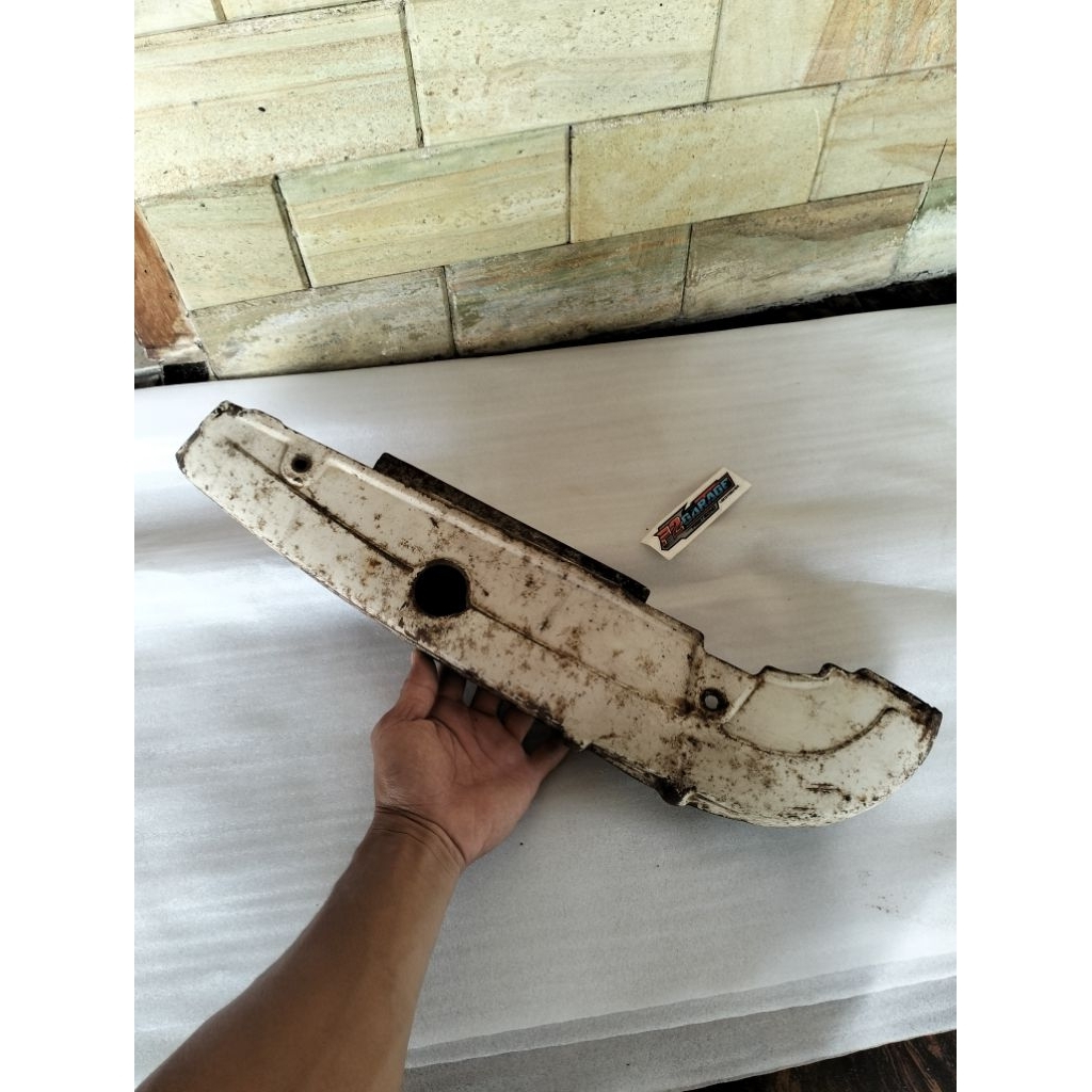 Katengkas tutup rantai bagian bawah gl100 gl125 original paint putih
