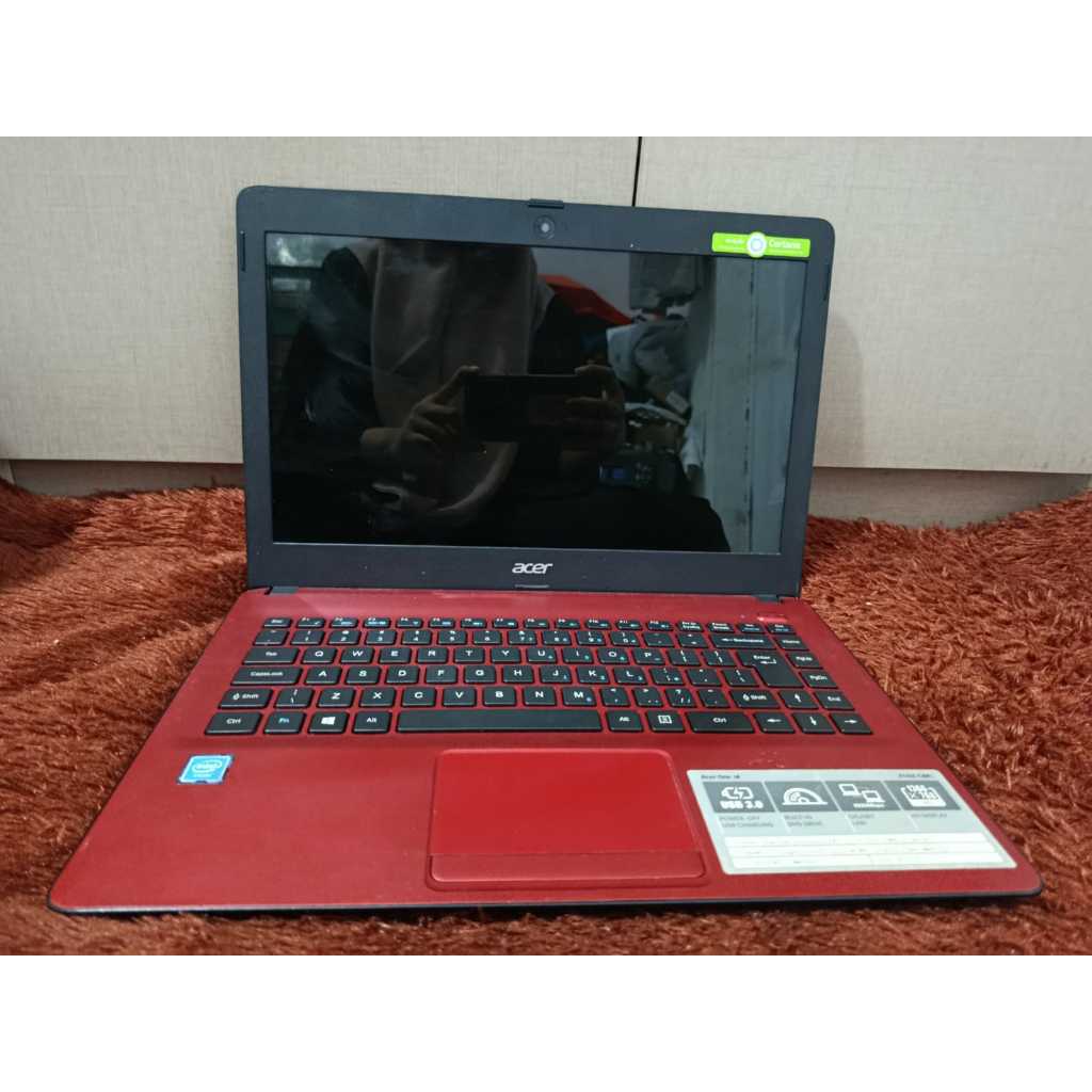 Laptop Acer one 14 merah  Windows 10 pro 64-bit  Processor Intel Celeron 2957U 1.4GHz Ram 2 gb  Peny