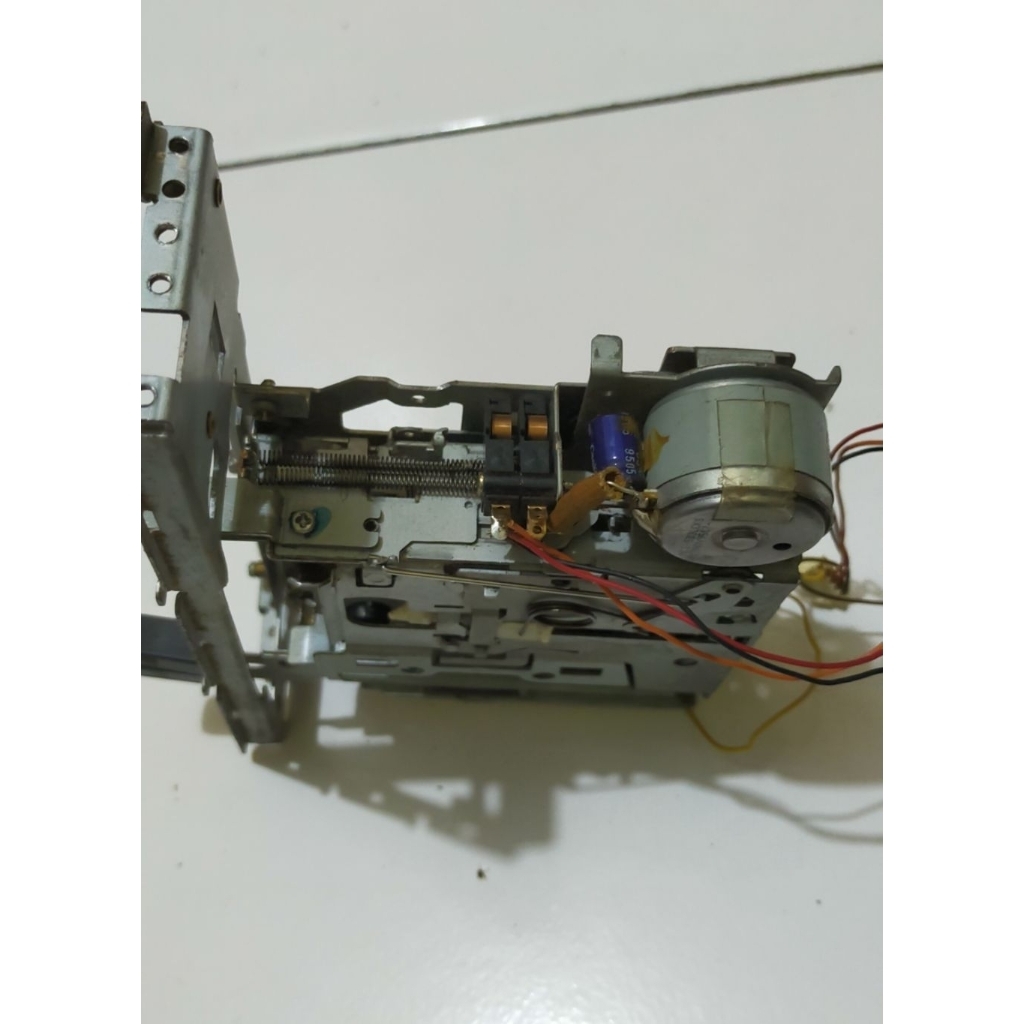 Mekanik tape mobil bekas.