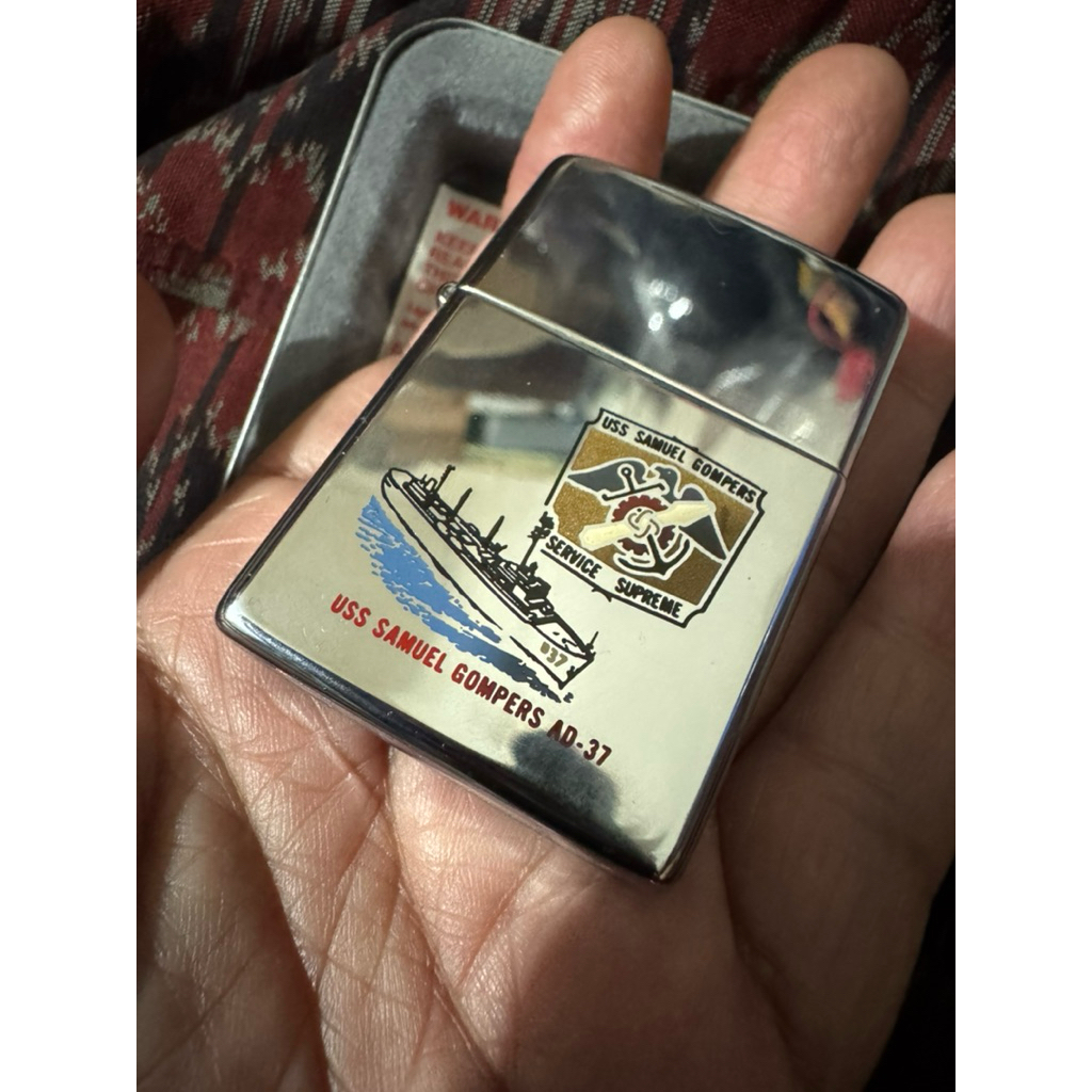 Zippo USS Samuel Gompers AD-37   NOS   Bottom Romawi   Kolektor Item Original Zippo