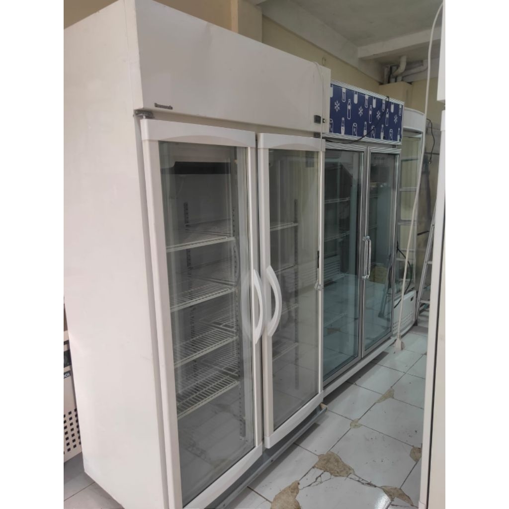 Showcase 2 pintu bekas